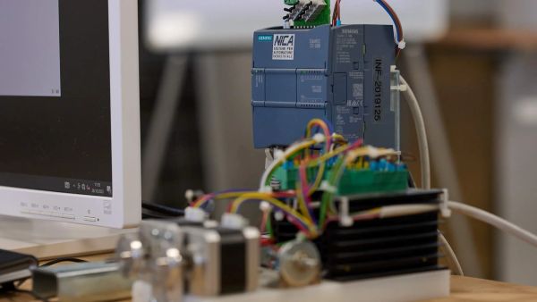 Integrazione robot sensori e PLC